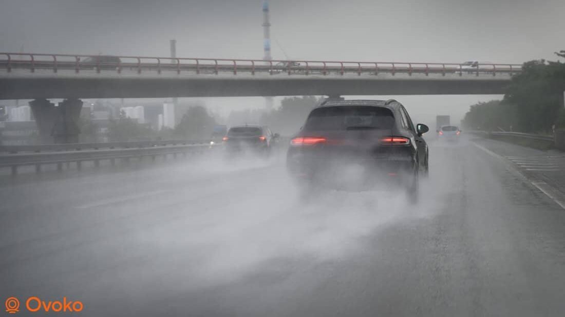 Cómo conducir de forma segura bajo la lluvia