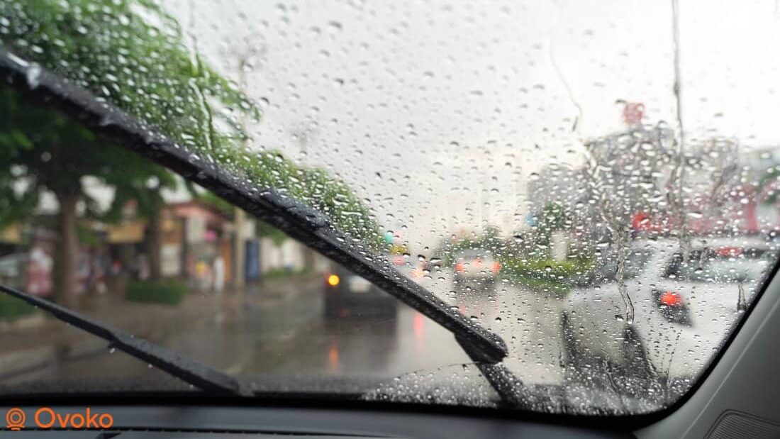 Cómo conducir de forma segura bajo la lluvia