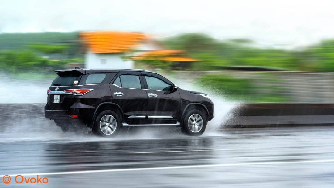 Cómo conducir de forma segura bajo la lluvia