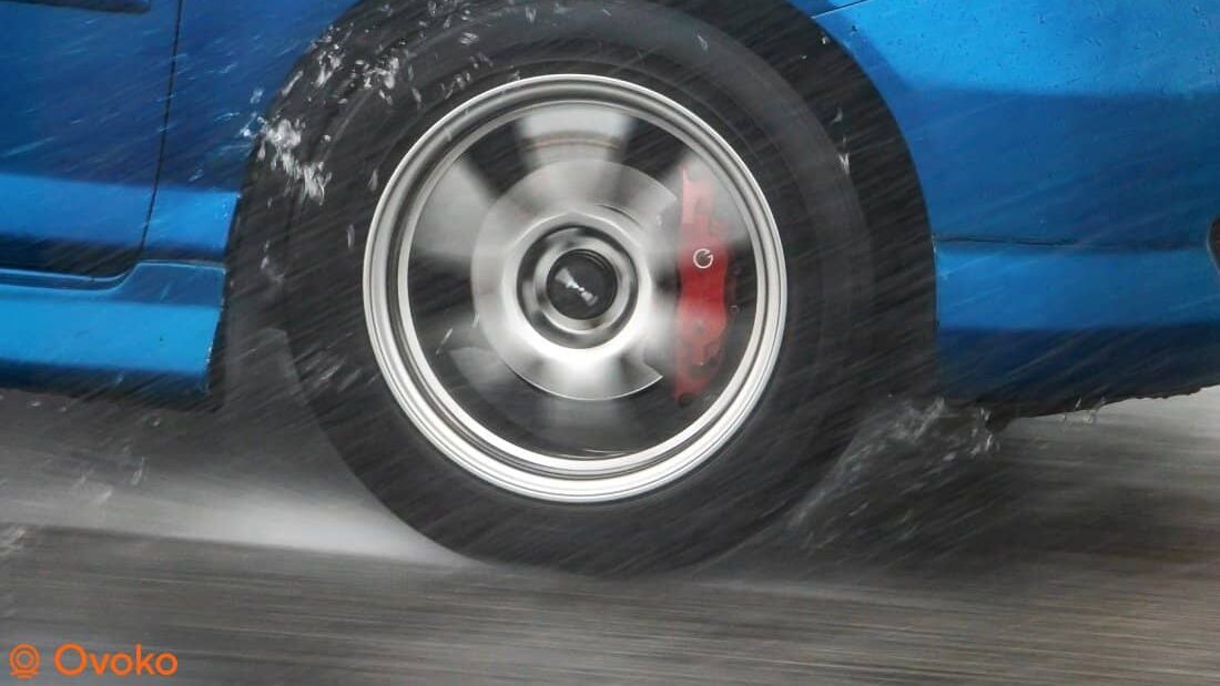 Cómo conducir de forma segura bajo la lluvia